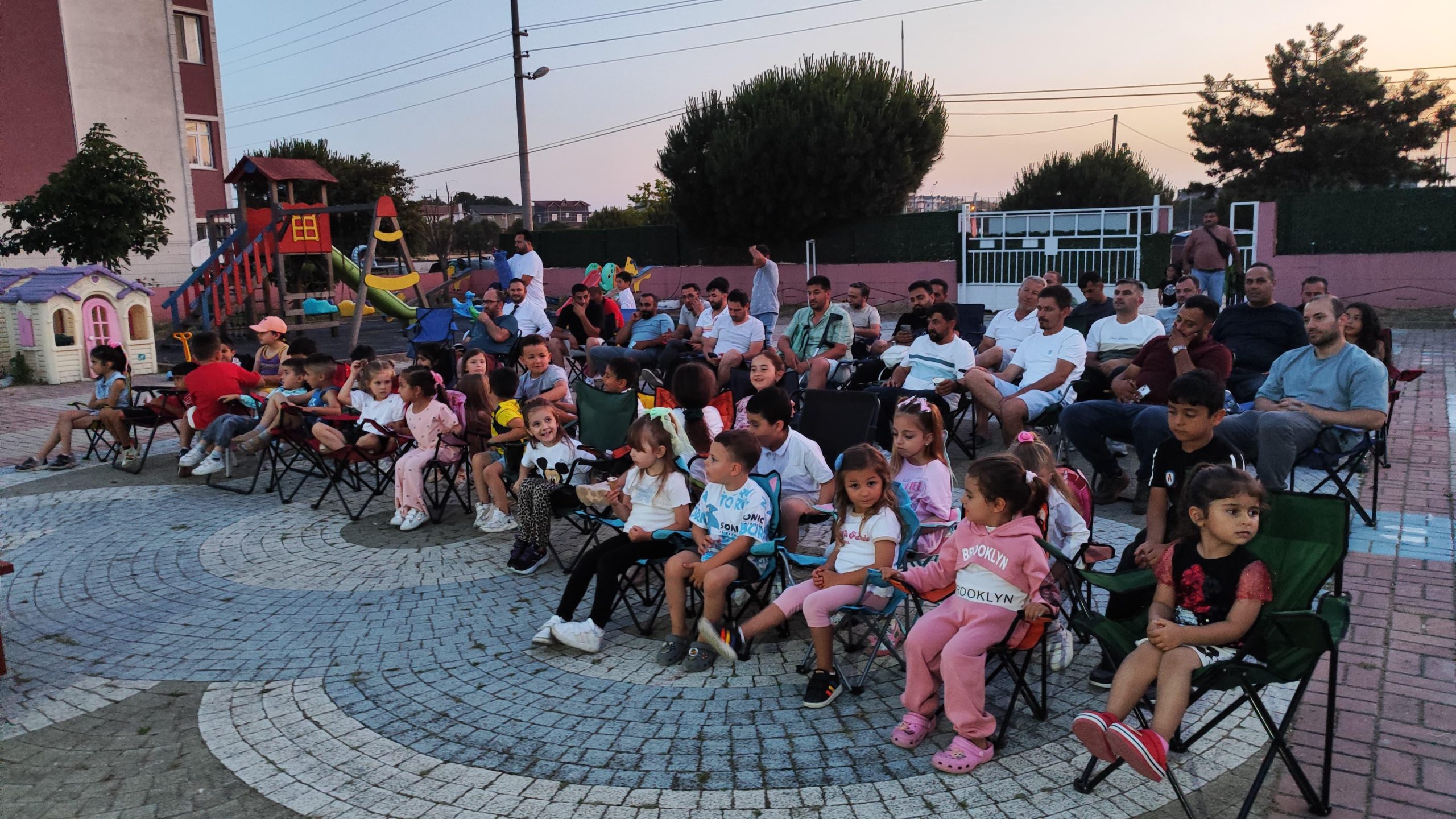 Açık hava sineması hem çocuklar hem de babaları için eğlenceli