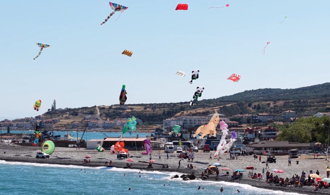 Tekirdağ’ın Şarköy ilçesindeki Hoşköy sahilinde düzenlenen 3. Trakya Uçurtma Festivali,