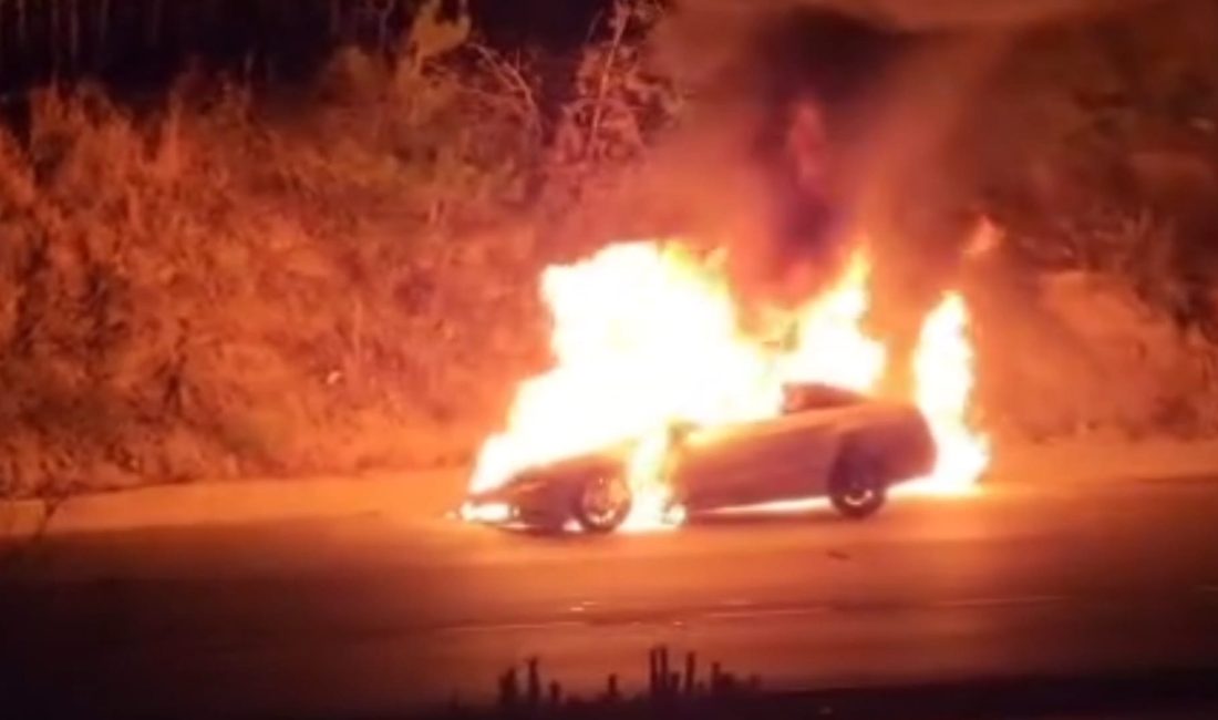 Tekirdağ’ın seyir halindeyken alev alan bir otomobil, kullanılamaz hale geldi.