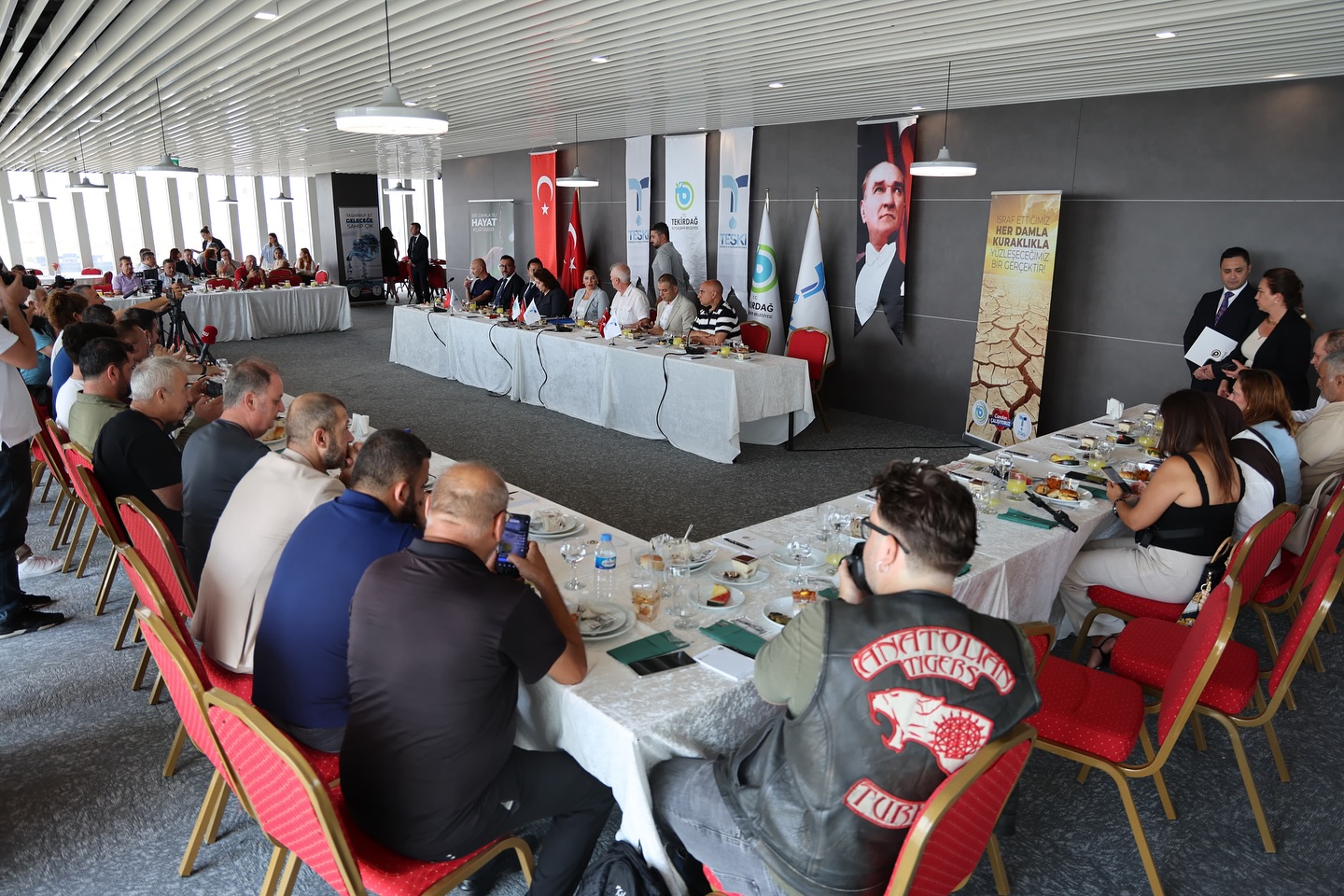 Toplantıda sürdürülebilir su politikaları geliştirmek ve suyun daha verimli kullanılması