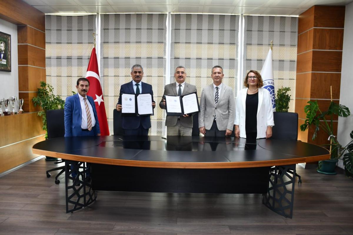 Öğrencileri sosyal hizmet kurumlarında uygulamalı eğitim alabilecek