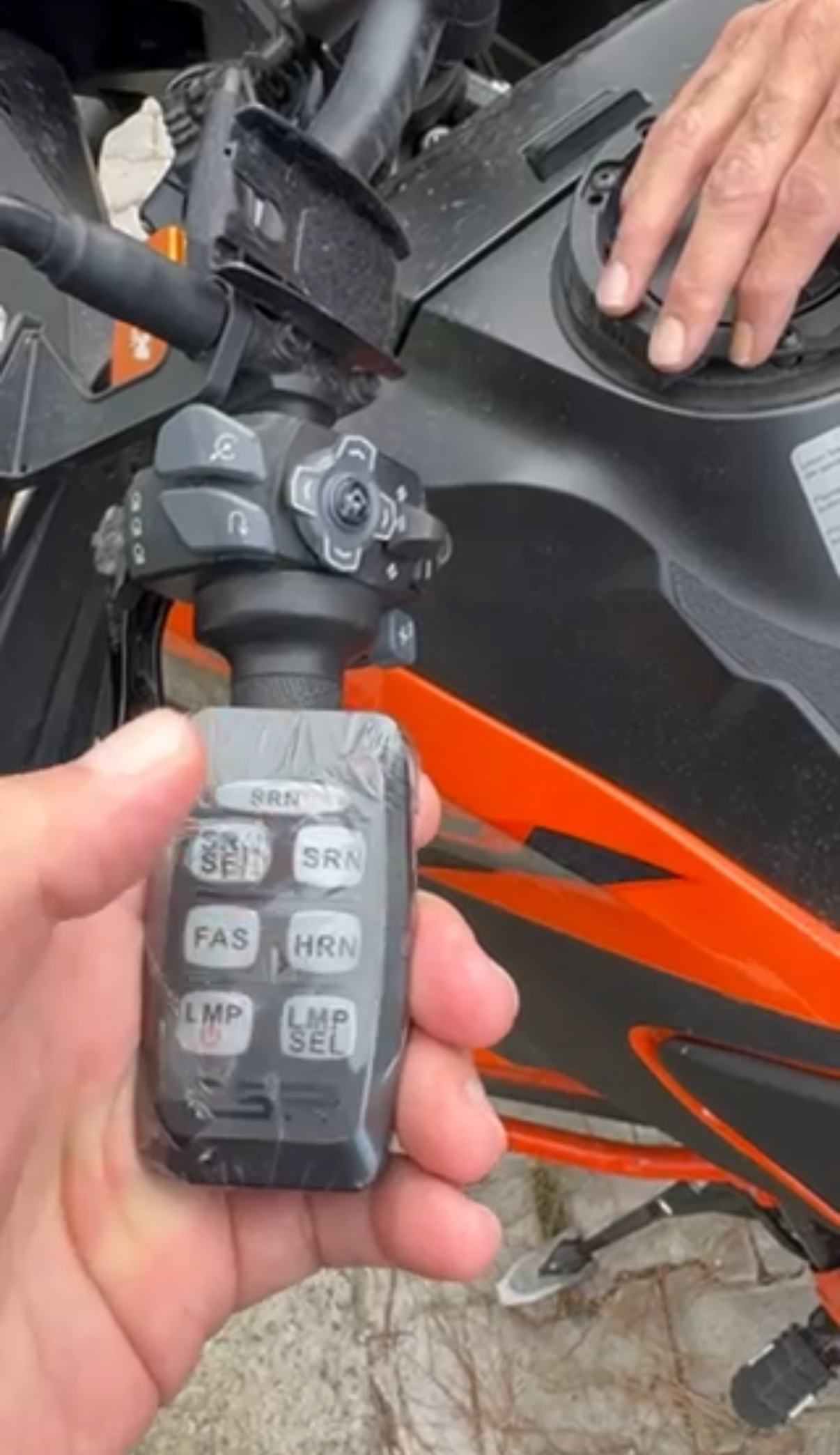 Tekirdağ’ın Şarköy ilçesinde gerçekleştirilen trafik denetiminde, motosikletine usulsüz şekilde siren