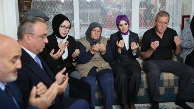 Kur’an-ı Kerim okunarak tüm şehitler için dua edildi.