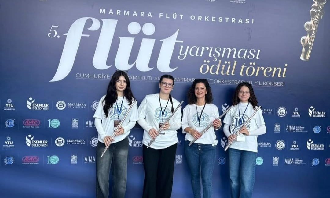Tekirdağlı Genç Flütistler Türkiye Rekoruna İmza Atan Toplulukta Yer Aldı Marmara Üniversitesi bünyesinde kurulan Marmara Flüt Orkestrası, kuruluşunun 10. yılına