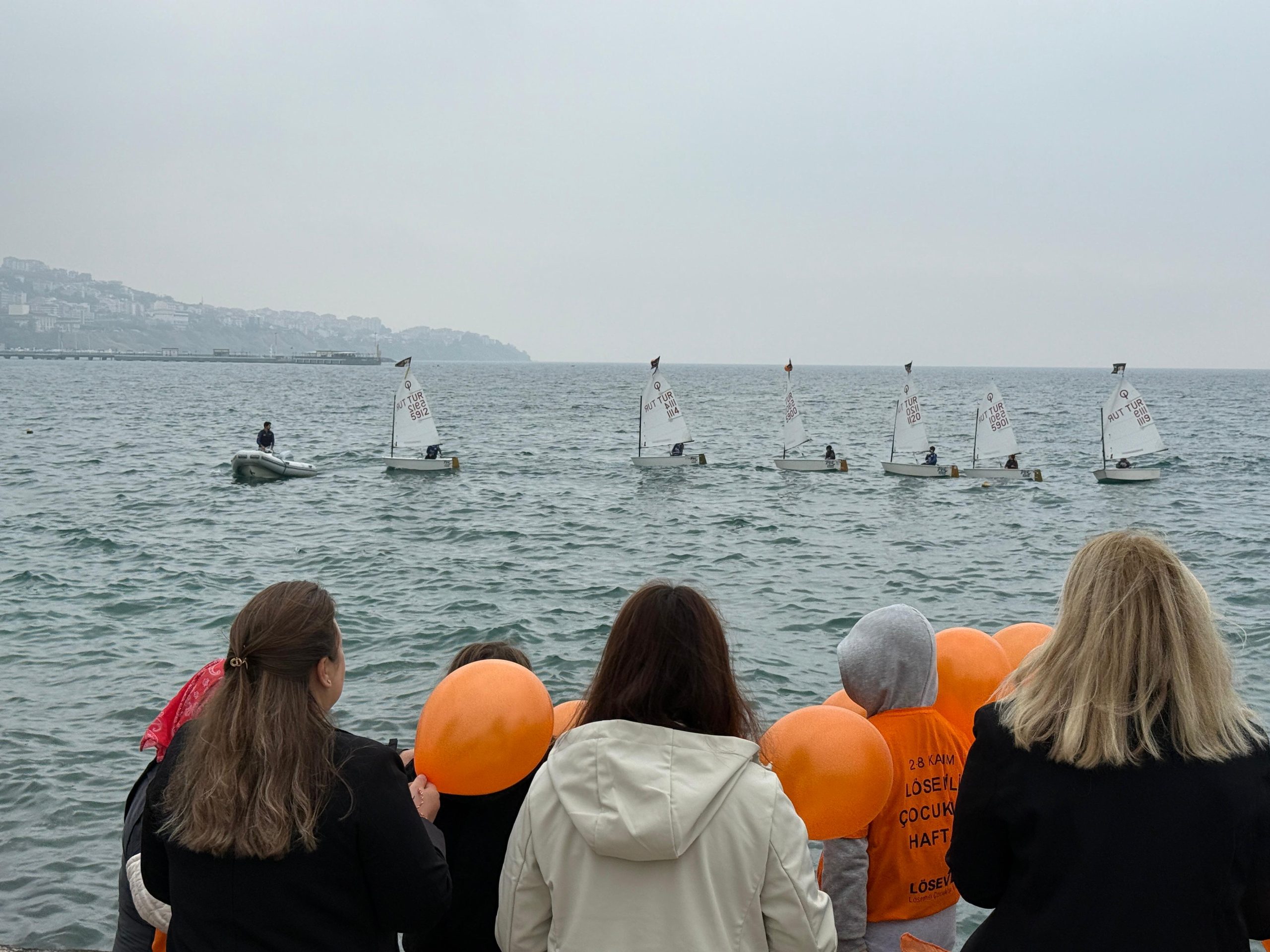 Yelkenciler lösemiye dikkat çekmek için denize açıldı 