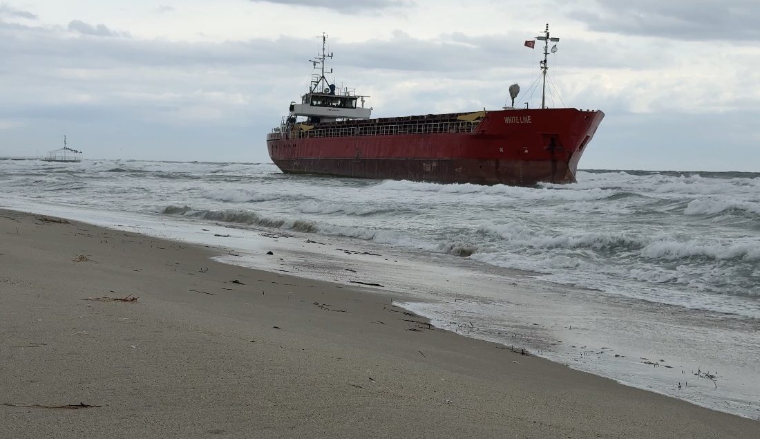 Tekirdağ’ın Marmaraereğlisi açıklarında etkili olan kuvvetli rüzgar, bir yük gemisinin