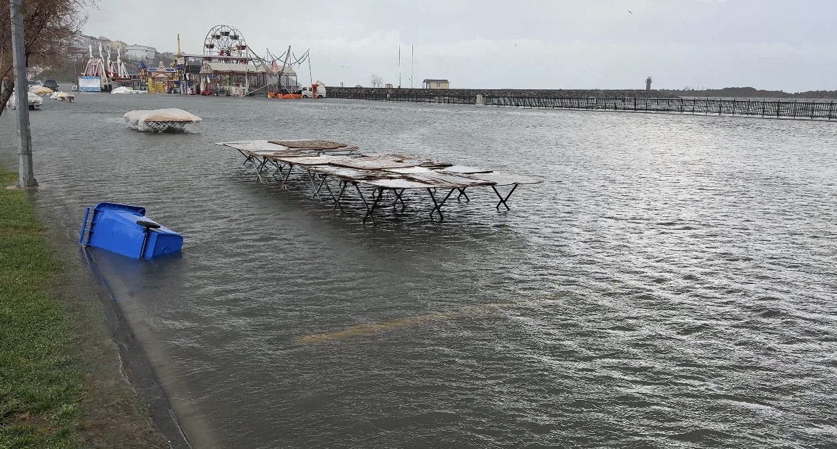 Tekirdağ’da etkisini artıran kuvvetli lodos, günlük yaşamı olumsuz etkiledi. Zaman
