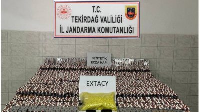 -Çorlu'da bir otomobilde 33 bin hap ele geçirildi 