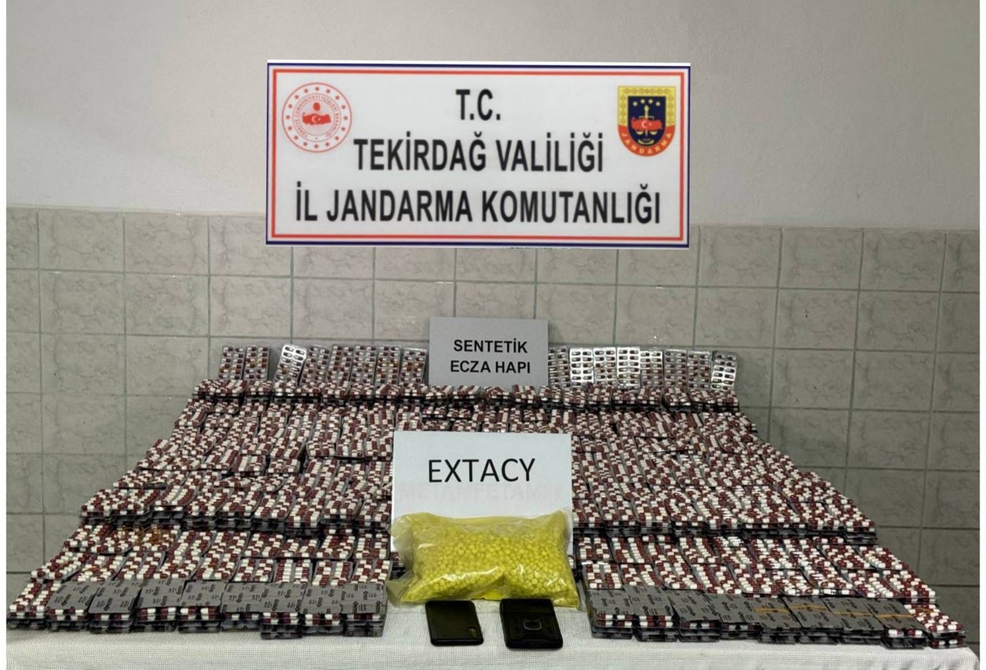 -Çorlu'da bir otomobilde 33 bin hap ele geçirildi 