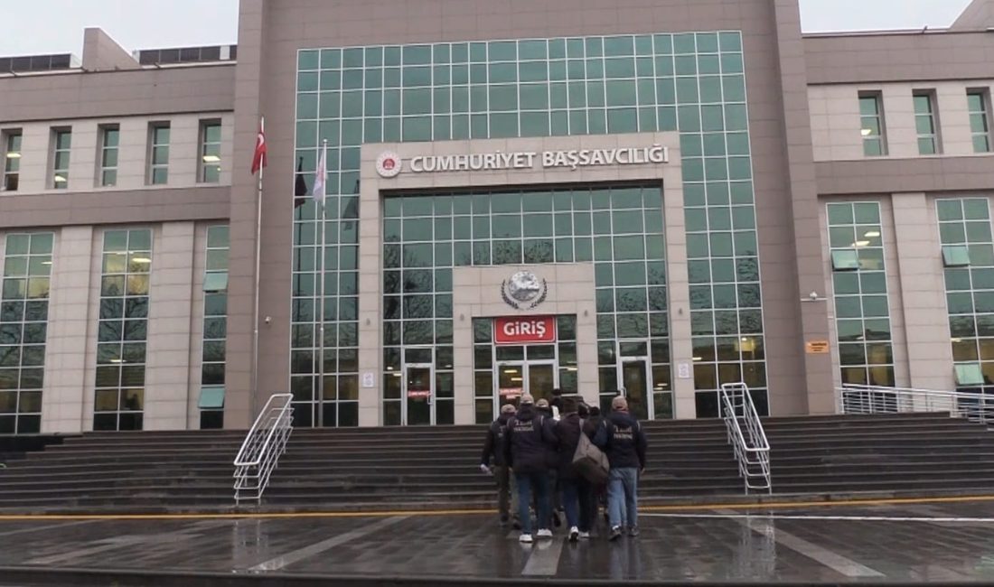 Tekirdağ’da FETÖ Operasyonu: 5 Tutuklama Tekirdağ’da, FETÖ’ye yönelik yürütülen soruşturma kapsamında aralarında aranma kaydı bulunan