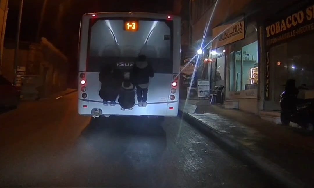 Tekirdağ’da Tehlikeli Yolculuk Kamerada Tekirdağ’da yürekleri ağza getiren bir görüntü cep telefonu kamerasına yansıdı.