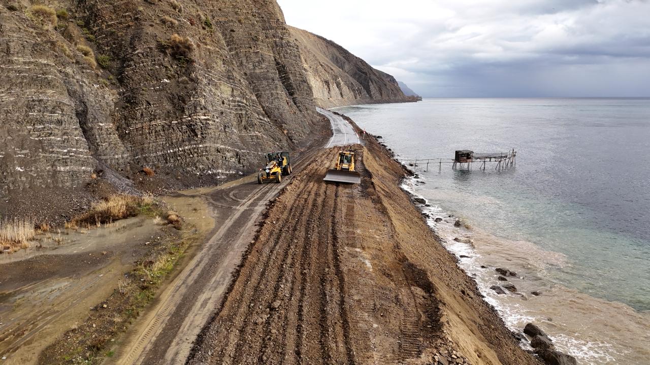 Tekirdağ’ın Şarköy ilçesinde heyelan nedeniyle ulaşıma kapatılan Gaziköy-Uçmakdere yolunda güçlendirme