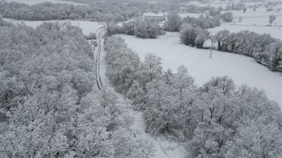 Beyaz örtüyle birlikte doğal manzara kartpostallık görüntüler oluşturdu