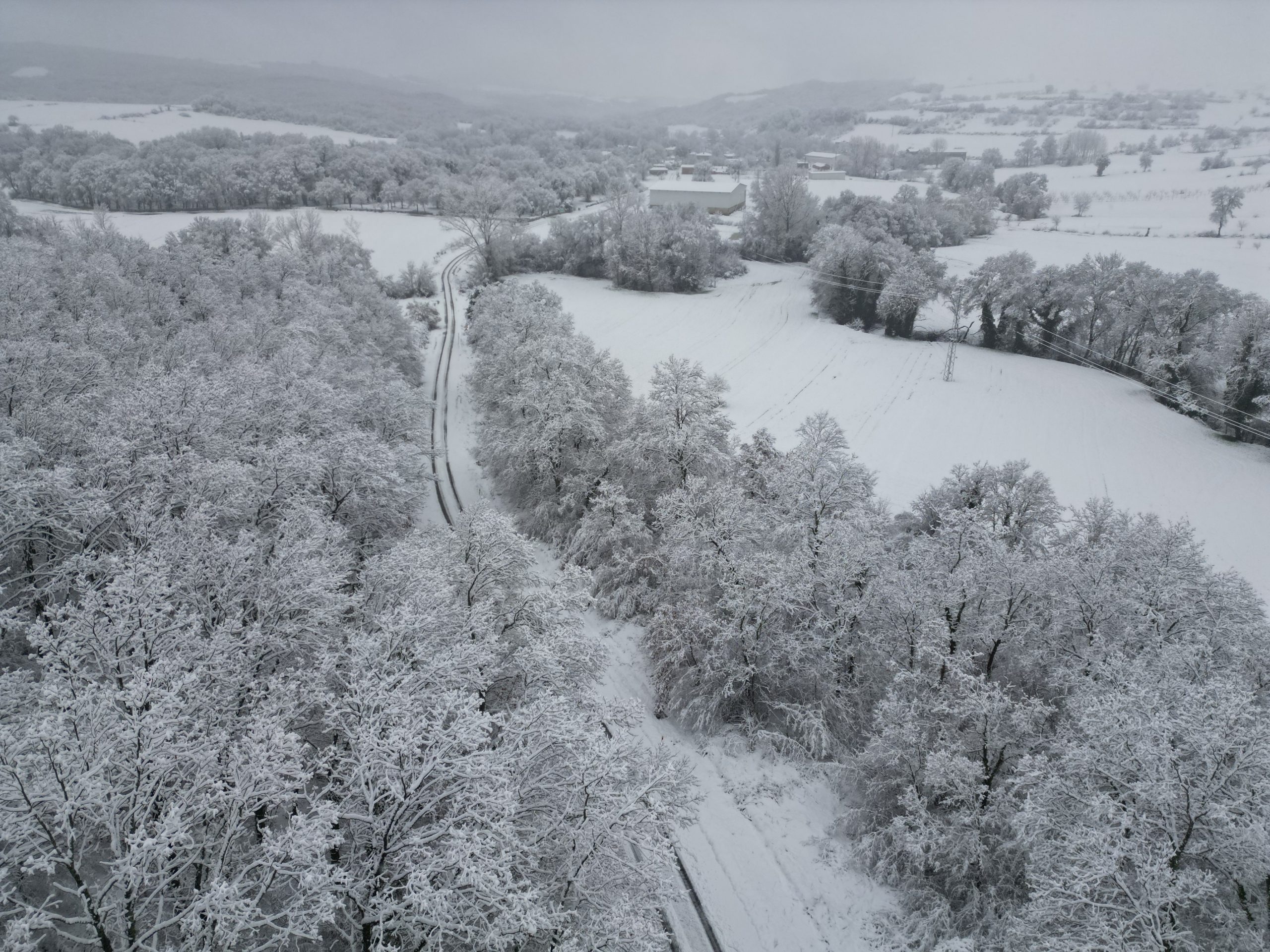 Beyaz örtüyle birlikte doğal manzara kartpostallık görüntüler oluşturdu