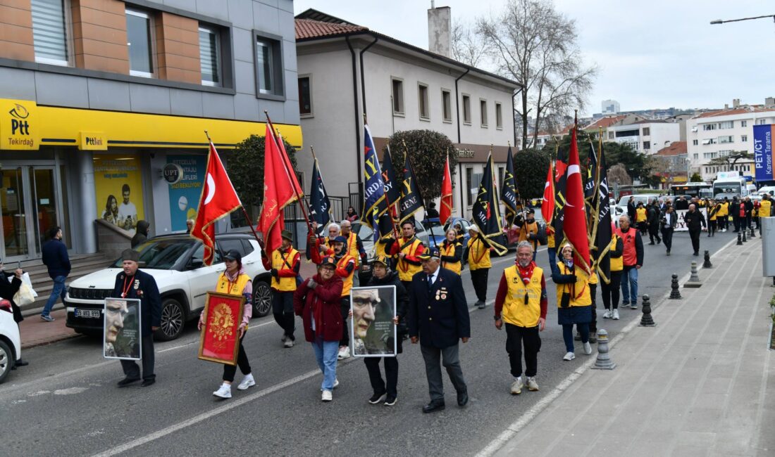 57 kişiden oluşan gönüllü ekip, şehir merkezindeki Hükümet Caddesi’nden yürüyüşe