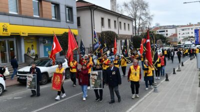 57 kişiden oluşan gönüllü ekip, şehir merkezindeki Hükümet Caddesi’nden yürüyüşe