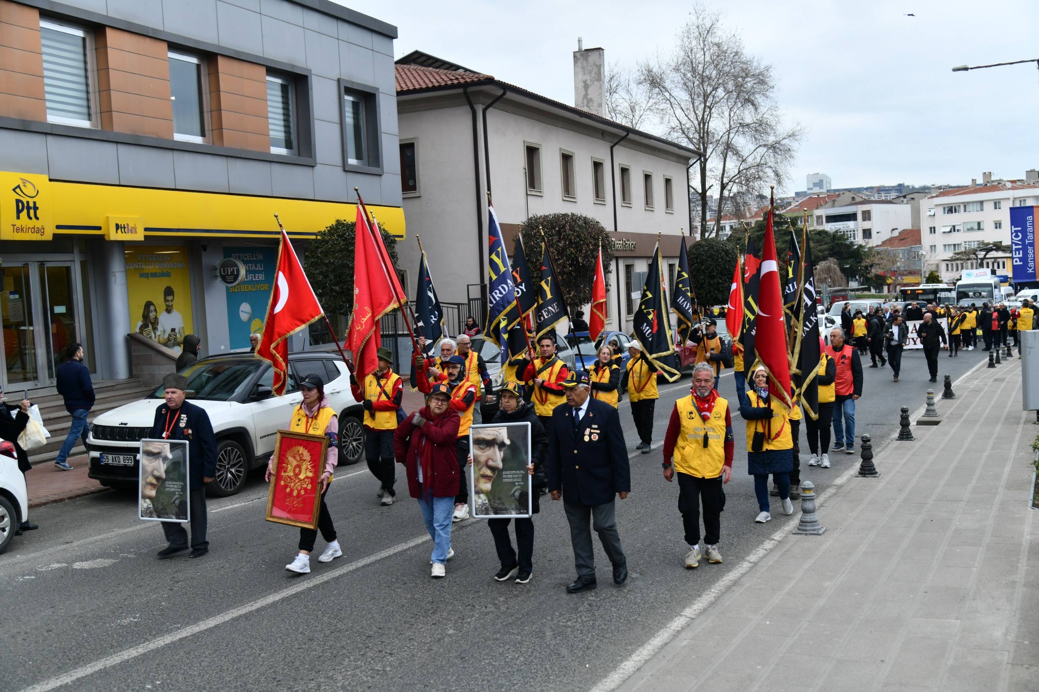 57 kişiden oluşan gönüllü ekip, şehir merkezindeki Hükümet Caddesi’nden yürüyüşe