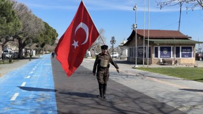 İstanbul’dan Türk bayrağıyla yola çıkan Saffet Gümüş, Çanakkale şehitleri için