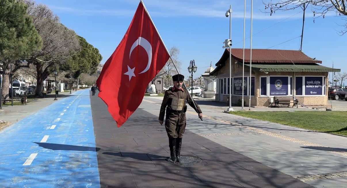 İstanbul’dan Türk bayrağıyla yola çıkan Saffet Gümüş, Çanakkale şehitleri için