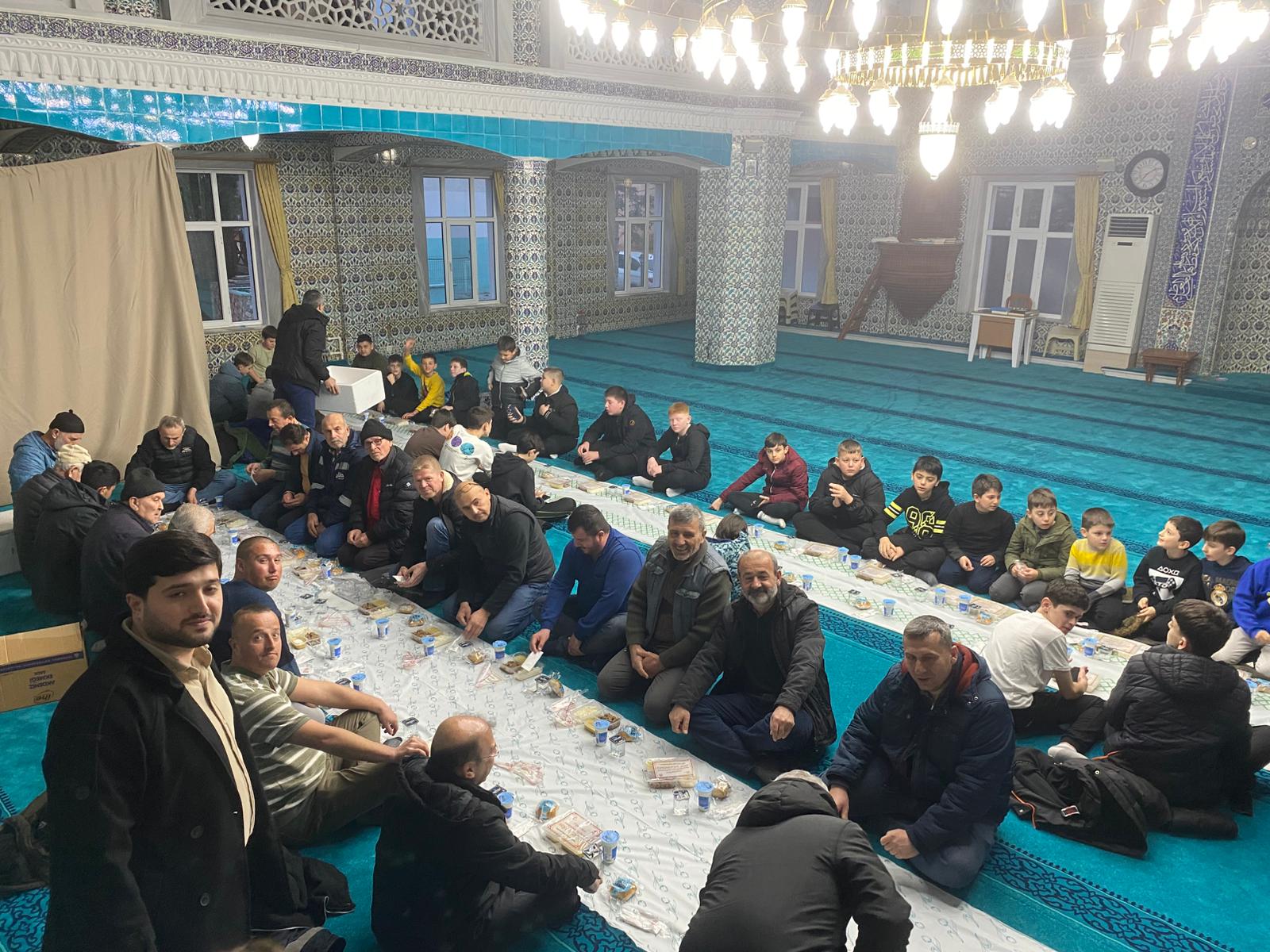 Vakıflar Bölge Müdürlüğü tarafından, Karacakılavuz Mimar Sinan Camii’nde düzenlenen iftar