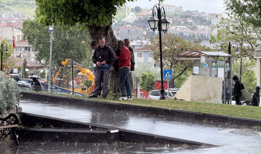 Tekirdağ’da etkili olan sağanak yaşamı olumsuz etkiledi. Kentte öğle saatlerinde