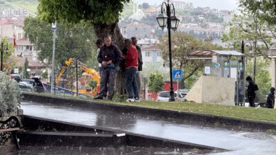 Tekirdağ’da etkili olan sağanak yaşamı olumsuz etkiledi. Kentte öğle saatlerinde