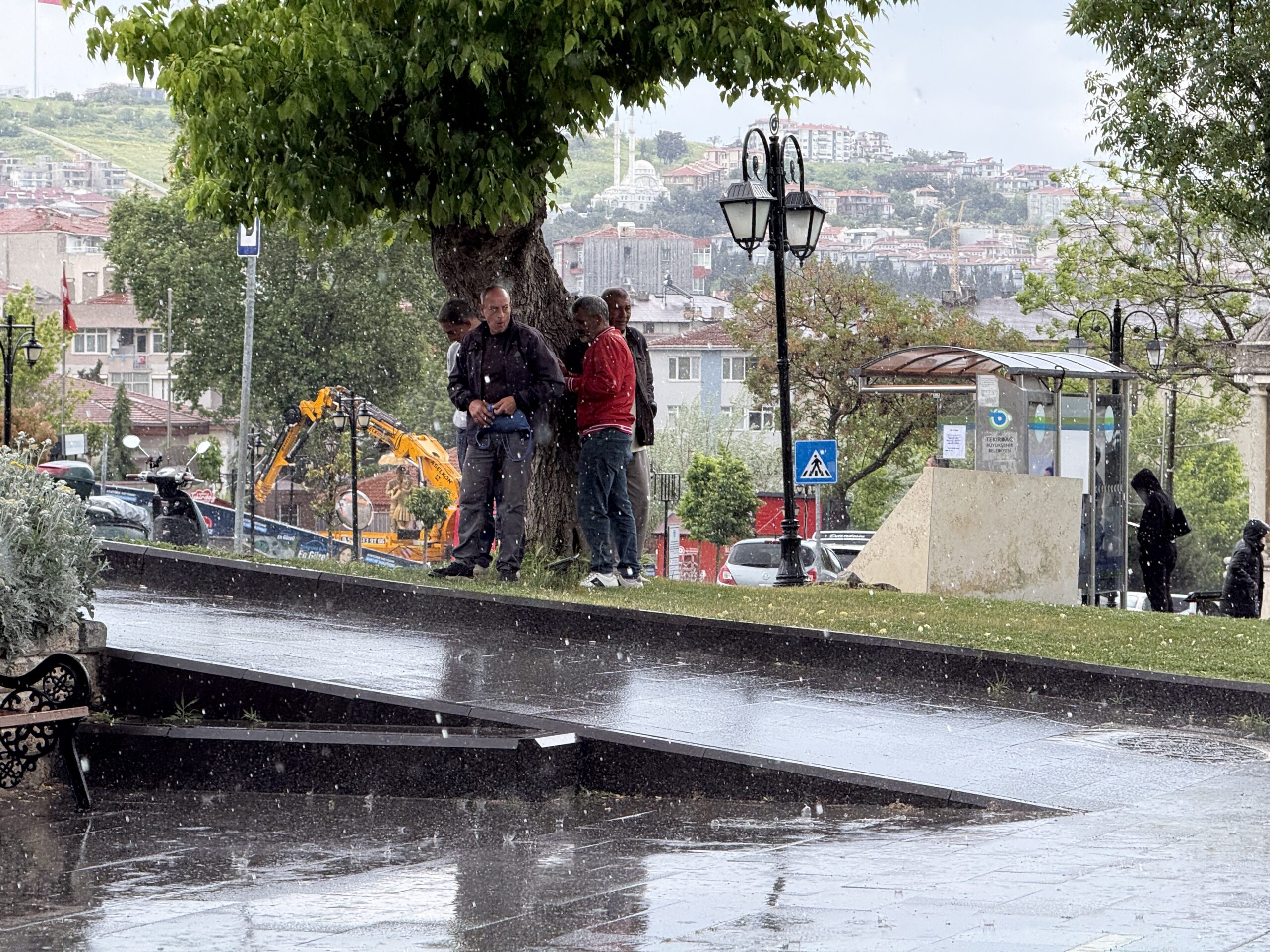 Tekirdağ’da etkili olan sağanak yaşamı olumsuz etkiledi. Kentte öğle saatlerinde