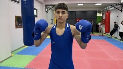 Tekirdağlı 15 yaşındaki boksör Azat Kaya, Bayburt’ta düzenlenen Okul Sporları