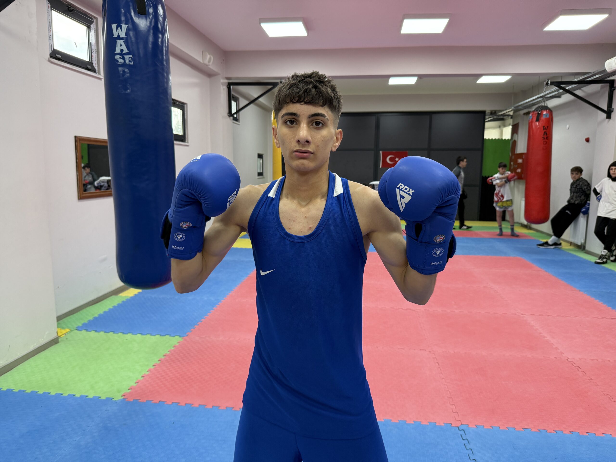 Tekirdağlı 15 yaşındaki boksör Azat Kaya, Bayburt’ta düzenlenen Okul Sporları