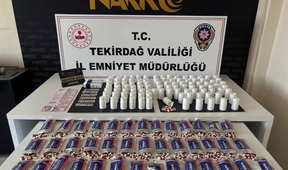 Operasyonda yapılan aramalarda 3 bin 289 uyuşturucu hap, 20 bin