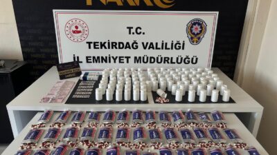 Operasyonda yapılan aramalarda 3 bin 289 uyuşturucu hap, 20 bin