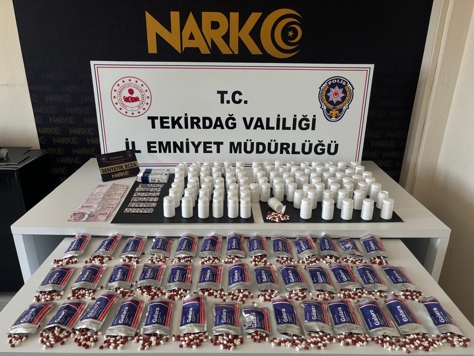 Operasyonda yapılan aramalarda 3 bin 289 uyuşturucu hap, 20 bin