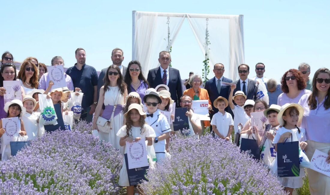 Tekirdağ’da Öğrencileri İlk Karnelerini Lavanta Bahçesinde Aldı Süleymanpaşa ilçesinde birinci sınıf öğrencileri, eğitim hayatlarının ilk karnelerini lavanta