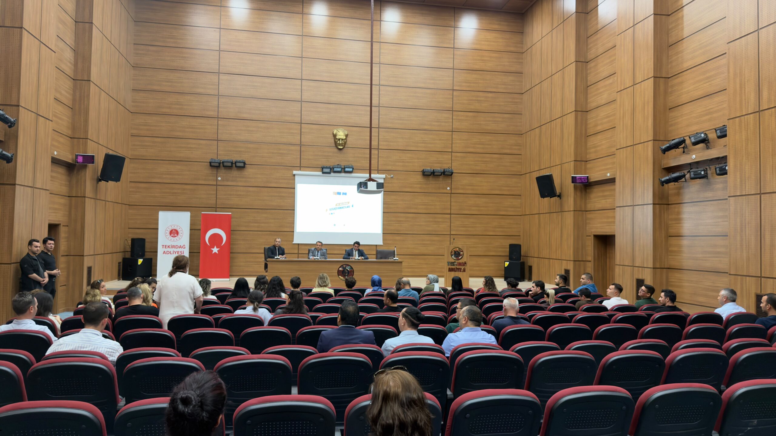 Tekirdağ’da Uzlaştırmacılar Haftası etkinlikleri kapsamında uzlaştırma kurumunun tanıtımına yönelik panel