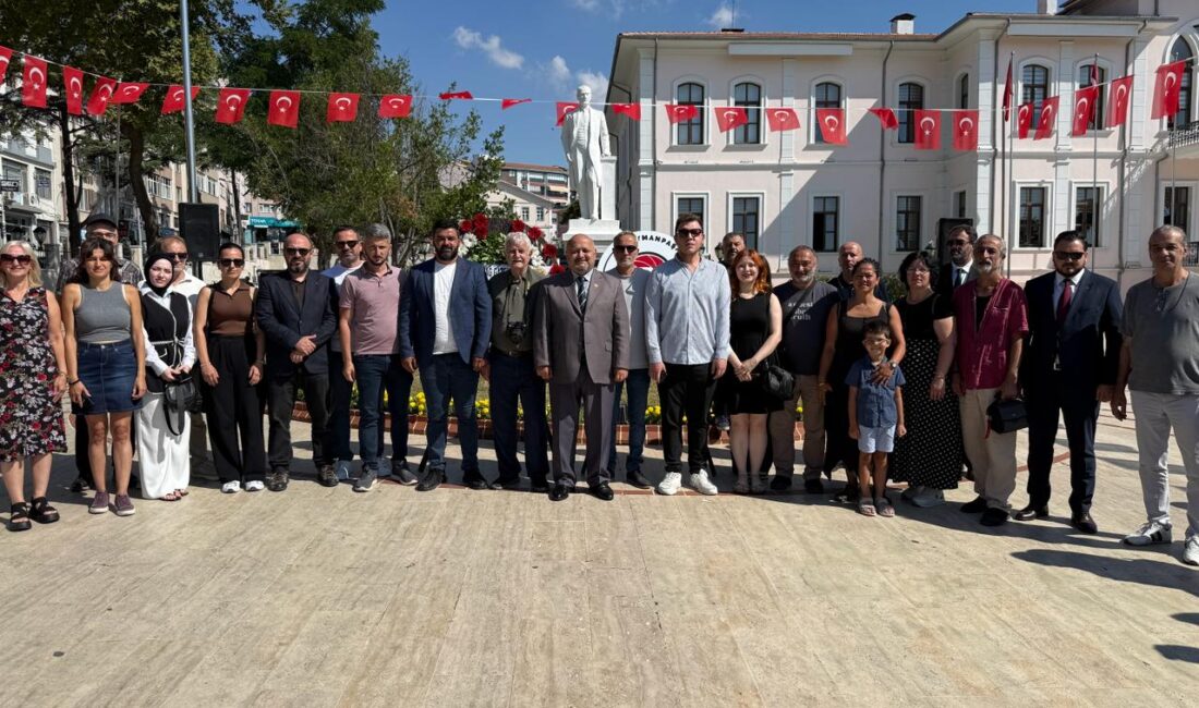  Tekirdağ’da 24 Temmuz Gazeteciler ve Basın Bayramı dolayısıyla Atatürk Anıtı