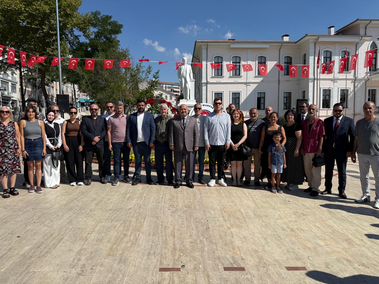  Tekirdağ’da 24 Temmuz Gazeteciler ve Basın Bayramı dolayısıyla Atatürk Anıtı