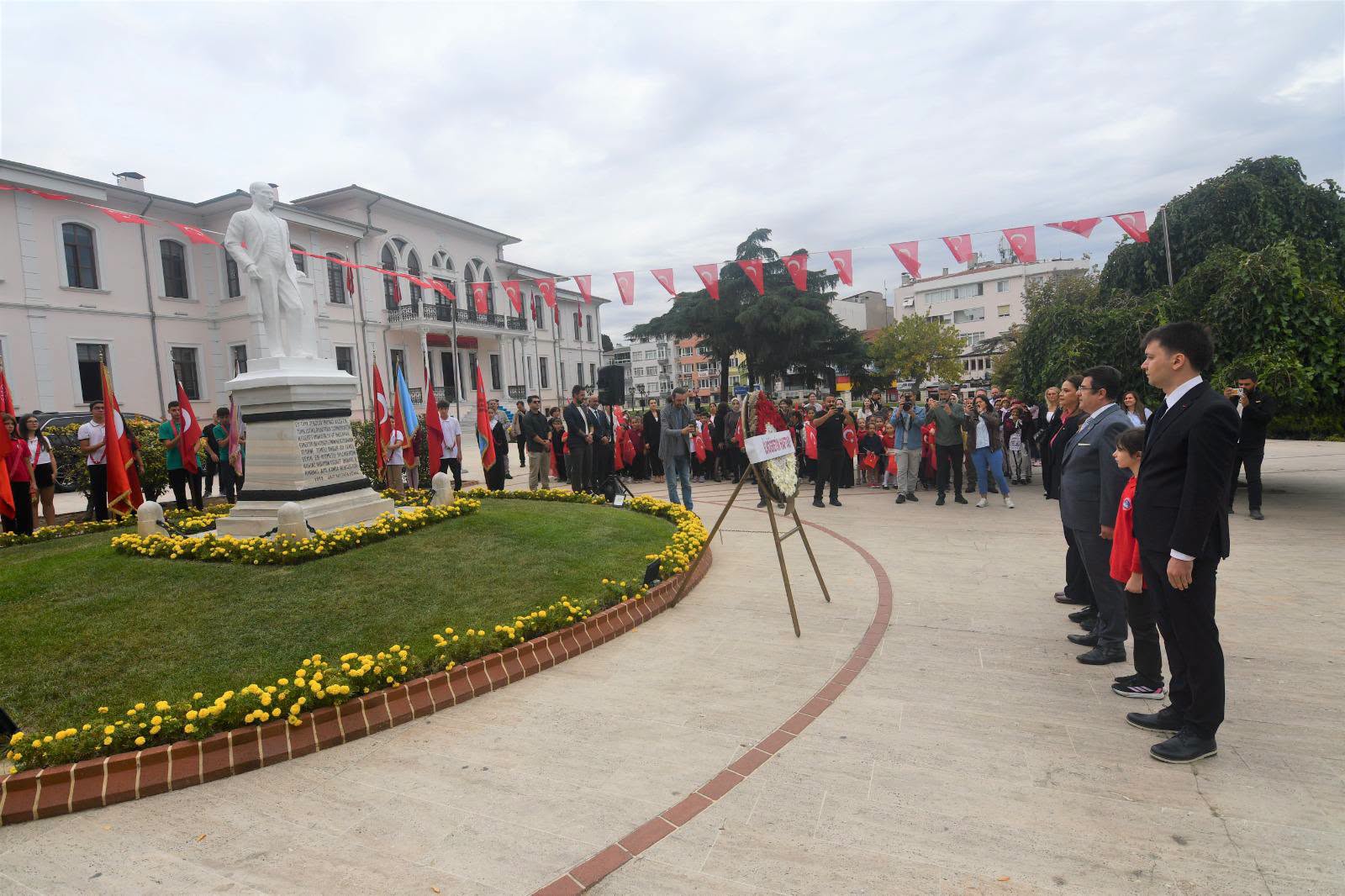 Tekirdağ’da 2026-2027 Eğitim Öğretim Yılı İlköğretim Haftası etkinlikleri kapsamında çelenk