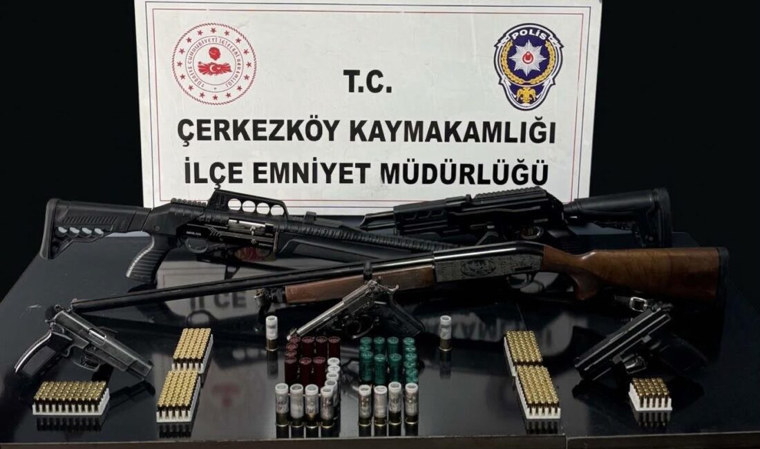 Tekirdağ’ın Çerkezköy ilçesinde ruhsatsız silah bulunduran kişilere yönelik düzenlenen operasyonda
